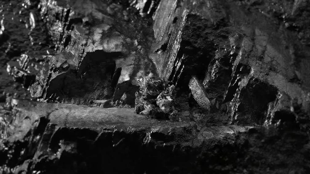 Seismic Memories in a Field of Shifting Gravity